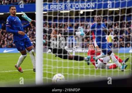 Chris Wood del Nottingham Forest segna il primo gol della partita durante la partita di Premier League allo Stamford Bridge di Londra. Data foto: Domenica 6 ottobre 2024. Foto Stock