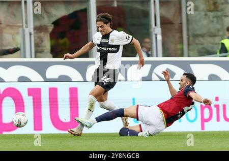 Bologna, Italia. 6 ottobre 2024. Matteo Cancellieri di Parma combatte per il pallone con il Bologna Charalampos Lykogiannis durante la partita italiana di serie A Enilive tra Bologna f.c. e Parma calcio allo Stadio Dall'Ara di Bologna, Italia settentrionale, domenica 6 ottobre, 2024. sport - calcio - (foto Michele Nucci credito: LaPresse/Alamy Live News Foto Stock