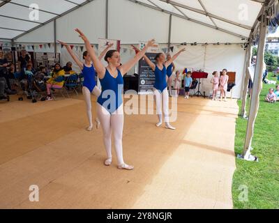 Gruppo di balletto che si esibisce in un festival, Cornovaglia, Regno Unito Foto Stock