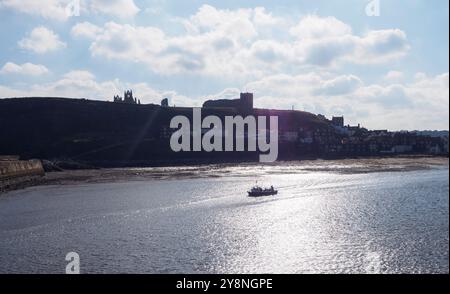 Noleggia un'imbarcazione da pesca che parte dal porto di Whitby Foto Stock