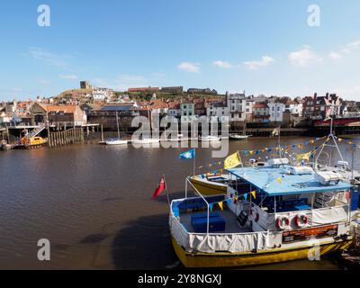 Whitby Harbour e la città vecchia Foto Stock