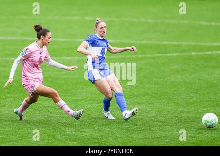 Birmingham, Regno Unito. 6 ottobre 2024. #15, Rebecca Holloway di Birmingham passa avanti durante il match per il Women's Championship tra Birmingham City Women e Blackburn Rovers Women a St Andrews al Knighthead Park di Birmingham, Inghilterra, il 6 ottobre 2024. Foto di Stuart Leggett. Solo per uso editoriale, licenza richiesta per uso commerciale. Non utilizzare in scommesse, giochi o pubblicazioni di singoli club/campionato/giocatori. Crediti: UK Sports Pics Ltd/Alamy Live News Foto Stock