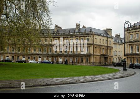 25 aprile 2024 Una sezione del Circo, originariamente chiamata Kings Circus, è un anello storico di grandi case a schiera nella città di Bath, Somerset, in Inghilterra. Foto Stock