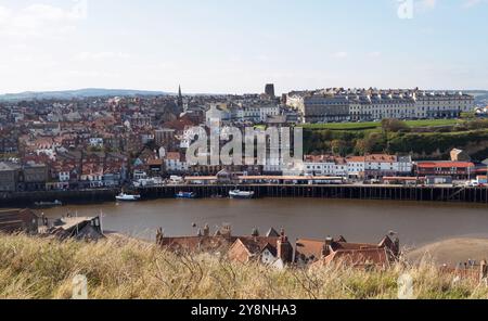 Vista dal cimitero di St Mary Whitby Foto Stock