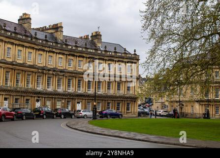 25 aprile 2024 Una sezione del Circo, originariamente chiamata Kings Circus, è un anello storico di grandi case a schiera nella città di Bath, Somerset, in Inghilterra. Foto Stock