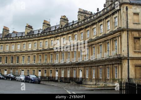 25 aprile 2024 Una sezione del Circo, originariamente chiamata Kings Circus, è un anello storico di grandi case a schiera nella città di Bath, Somerset, in Inghilterra. Foto Stock