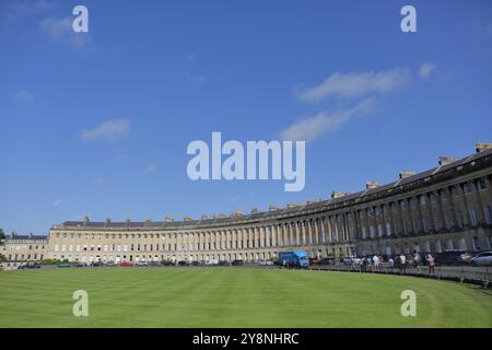 Gli splendidi prati di fronte al famoso Royal Crescent di Bath, Regno Unito. Foto Stock