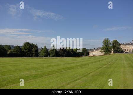 Gli splendidi prati di fronte al famoso Royal Crescent di Bath, Regno Unito. Foto Stock
