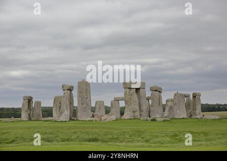 Stonehenge, considerata un'icona culturale britannica, è un famoso monumento preistorico e patrimonio dell'umanità dell'UNESCO in Inghilterra, Regno Unito. Foto Stock