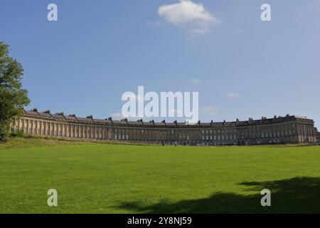 Gli splendidi prati di fronte al famoso Royal Crescent di Bath, Regno Unito. Foto Stock