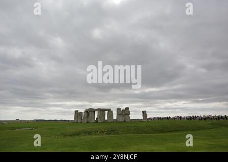 Stonehenge, considerata un'icona culturale britannica, è un famoso monumento preistorico e patrimonio dell'umanità dell'UNESCO in Inghilterra, Regno Unito. Foto Stock