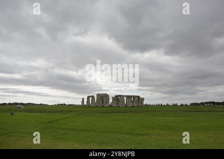 Stonehenge, considerata un'icona culturale britannica, è un famoso monumento preistorico e patrimonio dell'umanità dell'UNESCO in Inghilterra, Regno Unito. Foto Stock