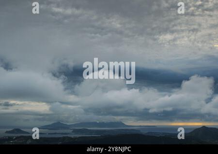 Vista dei campi Flegrei da Camaldoli / Vista dei campi Flegrei dai Camadoli Foto Stock