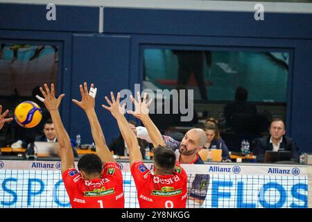 MATEY KAZIYSKI (POWERVOLLEY MILANO) E MONSTER BLOCK MATTIA BONINFANTE E BARTHELEMY CHINENYEZE (CUCINE LUBE CIVITANOVA) durante Allianz Milano vs cucine Lube Civitanova, Volley Italian serie A Men Superleague match A Milano, Italia, 6 ottobre 2024 Foto Stock