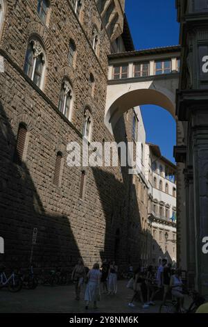 Un ponte aereo in pietra ad arco del corridoio storico di Vasari si estende attraverso la Via della Ninna, collegando il Palazzo Vecchio alla Galleria degli Uffizi a Firenze Foto Stock