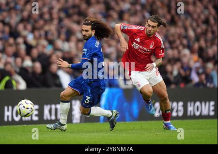 Jota Silva del Nottingham Forest e Marc Cucurella del Chelsea (a sinistra) durante la partita di Premier League allo Stamford Bridge di Londra. Data foto: Domenica 6 ottobre 2024. Foto Stock