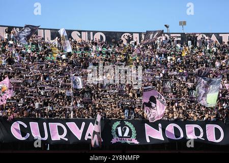 Tifosi del Palermo FC durante il Palermo FC vs US Salernitana, partita italiana di calcio di serie B a Palermo, Italia, 6 ottobre 2024 Foto Stock