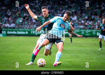 Ferrol, Spagna. Il Racing Club Ferrol vince la promozione in Hypermotion League. Heber pena e il giocatore del Celta de Vigo Thomas Carrique Foto Stock