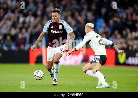 Morgan Rogers (a sinistra) dell'Aston Villa e Antony del Manchester United si battono per il pallone durante la partita di Premier League a Villa Park, Birmingham. Data foto: Domenica 6 ottobre 2024. Foto Stock