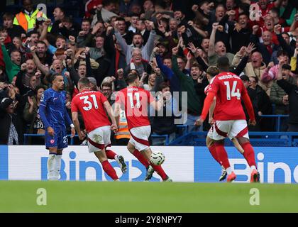 Londra, Regno Unito. 6 ottobre 2024; Stamford Bridge, Chelsea, Londra, Inghilterra: Premier League Football, Chelsea contro Nottingham Forest; Chris Wood di Nottingham Forest festeggia dopo aver segnato il suo gol al 49° minuto del torneo per renderlo 0-1 crediti: Action Plus Sports Images/Alamy Live News Foto Stock