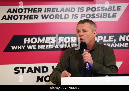 Richard Boyd Barrett parla durante la conferenza People Before Profit-Solidarity al Gresham Hotel di Dublino. Data foto: Domenica 6 ottobre 2024. Foto Stock