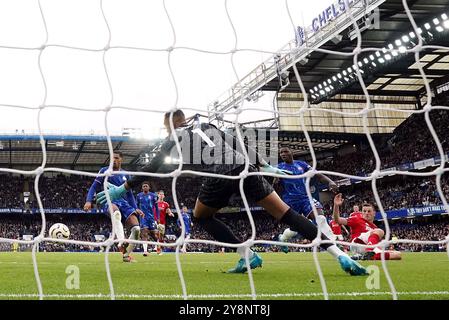 Chris Wood del Nottingham Forest segna il primo gol della partita durante la partita di Premier League allo Stamford Bridge di Londra. Data foto: Domenica 6 ottobre 2024. Foto Stock