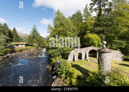 Villaggio di Killin, Scozia. Vista pittoresca del luogo di sepoltura di McNab sull'isola Inchbuie presso il fiume Dochart. Foto Stock