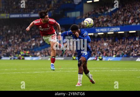 Jota Silva del Nottingham Forest si dirige verso il gol durante la partita di Premier League allo Stamford Bridge di Londra. Data foto: Domenica 6 ottobre 2024. Foto Stock