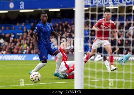 Chris Wood del Nottingham Forest segna il primo gol della partita durante la partita di Premier League allo Stamford Bridge di Londra. Data foto: Domenica 6 ottobre 2024. Foto Stock