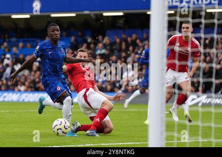 Chris Wood del Nottingham Forest segna il primo gol della partita durante la partita di Premier League allo Stamford Bridge di Londra. Data foto: Domenica 6 ottobre 2024. Foto Stock