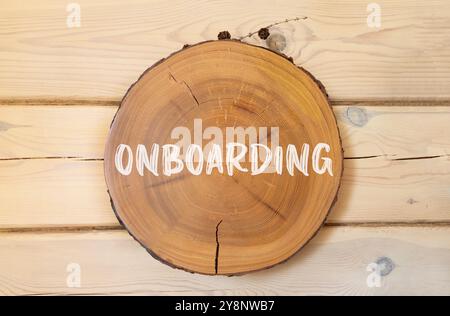 Simbolo onboarding riuscito. Concetto di onboarding in un bellissimo cerchio di legno. Bellissimo sfondo in legno. Concetto di successo per l'onboarding aziendale. Foto Stock