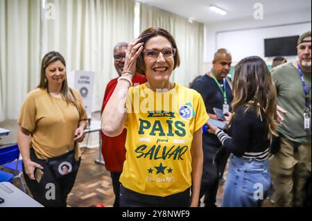 ELEICOES MUNICIPAIS 2024 CURITIBA PR, 06/10/2024 - politica/Eleicoes Municipais 2024 Candidata a Prefeita Cristina Graeml , durante as eleicoes municipais 2024, Colegio Estadual do Parana, neste domingo 06. PARANA Brasil Copyright: XRUIxSANTOSx Foto Stock