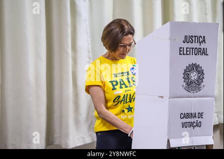 ELEICOES MUNICIPAIS 2024 CURITIBA PR, 06/10/2024 - politica/Eleicoes Municipais 2024 Candidata a Prefeita Cristina Graeml , durante as eleicoes municipais 2024, Colegio Estadual do Parana, neste domingo 06. PARANA Brasil Copyright: XRUIxSANTOSx Foto Stock