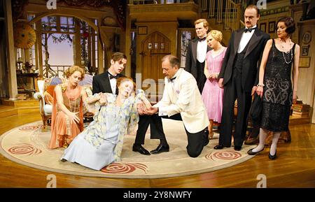 l-r: Kim Medcalf (Sorel Bliss), Dan Stevens (Simon Bliss), Judi Dench (Judith Bliss), Peter Bowles (David Bliss), Charles Edwards (Sandy Tyrell), Olivia Darnley (Jackie Coryton), William Chubb (Richard Greatham), Belinda Lang (Myra Arundel) in FEBBRE da FIENO di Noel Coward al Theatre Royal Haymarket, Peter Higant, 04/2006 Foto Stock