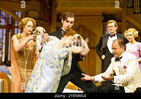 l-r: Kim Medcalf (Sorel Bliss), Dan Stevens (Simon Bliss), Judi Dench (Judith Bliss), Charles Edwards (Sandy Tyrell), Peter Bowles (David Bliss), Olivia Darnley (Jackie Coryton in HAY FEVER di Noel Coward al Theatre Royal Haymarket, Londra SW1 20/04/2006 design: Simon Higlett lighting: Paul Pyant Director: Peter Hall Foto Stock