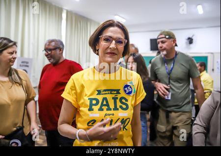 ELEICOES MUNICIPAIS 2024 CURITIBA PR, 06/10/2024 - politica/Eleicoes Municipais 2024 Candidata a Prefeita Cristina Graeml , durante as eleicoes municipais 2024, Colegio Estadual do Parana, neste domingo 06. PARANA Brasil Copyright: XRUIxSANTOSx Foto Stock