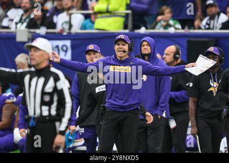 Kevin o'Connell capo allenatore dei Minnesota Vikings reagisce a una chiamata di rif durante la partita della settimana 5 tra New York Jets e Minnesota Vikings al Tottenham Hotspur Stadium, Londra, Regno Unito, 6 ottobre 2024 (foto di Craig Thomas/News Images) Foto Stock