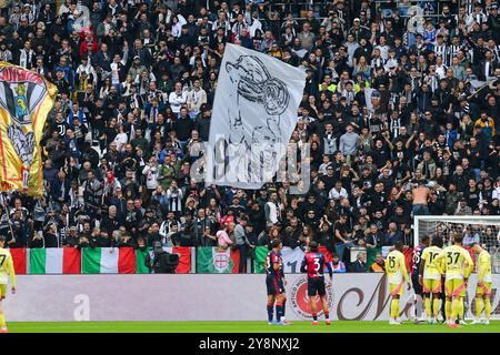 I tifosi della Juventus sventolano una bandiera lodando Gianluca Vialli durante la partita tra Juventus FC e Cagliari calcio del 6 ottobre 2024 all'Allianz Stadium di Foto Stock