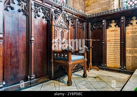 Sedia splendidamente intagliata all'estremità orientale della chiesa di Santa Maria a Sandbach, Cheshire. Foto Stock