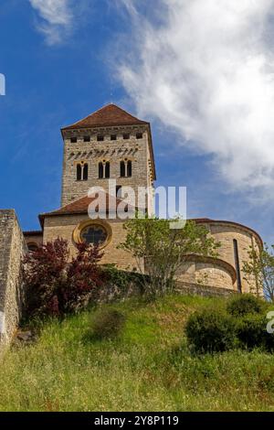 Il villaggio e la chiesa di Saint-Andre, elencata come monumento storico. Sauveterre-de-Bearn, Pirenei-Atlantiques, Francia Foto Stock