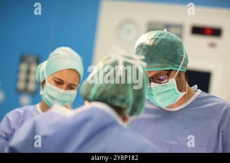 Ernia addominale Chirurgia, chirurgo, Chirurgia di emergenza generale, sala operatoria, ospedale Donostia, San Sebastian, Donostia, Gipuzkoa, Paesi Baschi, Spagna. Foto Stock