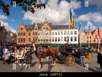 Belgio, Fiandre, Bruges, Grote Markt, carrozze turistiche in attesa in Piazza del mercato Foto Stock