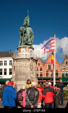 Belgio, Fiandre, Bruges, Grote Markt, tour di gruppo sotto il monumento Breydel e de Connick in Piazza del mercato Foto Stock