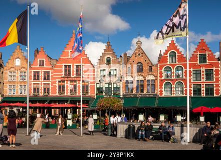 Belgio, Fiandre, Bruges, Grote Markt, ristoranti in case tradizionali sul lato nord della piazza del mercato Foto Stock