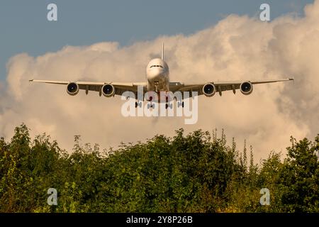 Un Emirates Airbus A380-800 all'avvicinamento finale alla pista 15, Birmingham International Airport (BHX), Birmingham, Inghilterra Foto Stock