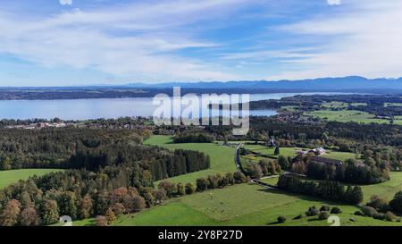 Tutzing, Bayern, Deutschland, 06. Oktober2024: Ein Herbsttag, Spätsommertag in Tutzing Landkreis Starnberg. Hier der Blick per Drohne auf die Ilkahöhe, Oberzeismering mit dem Starnberger SEE und der Alpenkette vom Wendelstein bis Benediktenwand, wandern, spazieren, Ausblick, Panorama *** Tutzing, Baviera, Germania, 06 ottobre 2024 un giorno d'autunno, tarda estate nel distretto di Tutzing Starnberg qui la vista in droni sul Ilkahöhe, Oberzeismering con il lago Starnberg e la catena alpina da Wendelstein a Benediktenwand, escursioni, passeggiate, vista, panorama Foto Stock