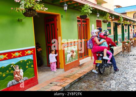 Plazoleta de los Zocalos, basi in ceramica, Guatape, Antioquia, Colombia, sud America. Foto Stock
