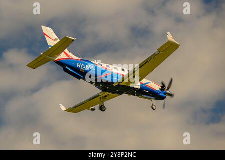 Un Daher TBM-900 in avvicinamento finale alla pista 15, Birmingham International Airport (BHX), Birmingham, Inghilterra Foto Stock