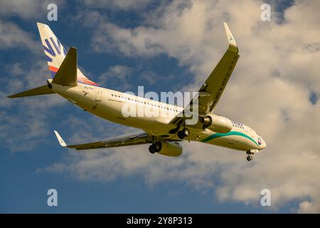 Un Boeing 737-800 SunExpress in avvicinamento finale alla pista 15, Birmingham International Airport (BHX), Birmingham, Inghilterra Foto Stock