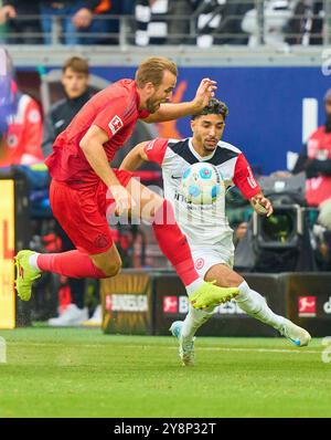 Francoforte, Germania. 2 ottobre 2024. Harry Kane, FCB 9 gareggiano per il pallone, tackle, duello, colpo di testa, zweikampf, azione, lotta contro Omar Khaled Marmoush, fra 7 nella partita EINTRACHT FRANKFURT - FC BAYERN MUENCHEN il 6 ottobre 2024 a Francoforte, Germania. Stagione 2024/2025, 1.Bundesliga, FCB, Monaco, giorno 6, fotografo Spieltag: immagini ddp/STAR-images - LE NORMATIVE DFL VIETANO L'USO DI FOTOGRAFIE come SEQUENZE DI IMMAGINI e/o QUASI-VIDEO - crediti: ddp media GmbH/Alamy Live News Foto Stock